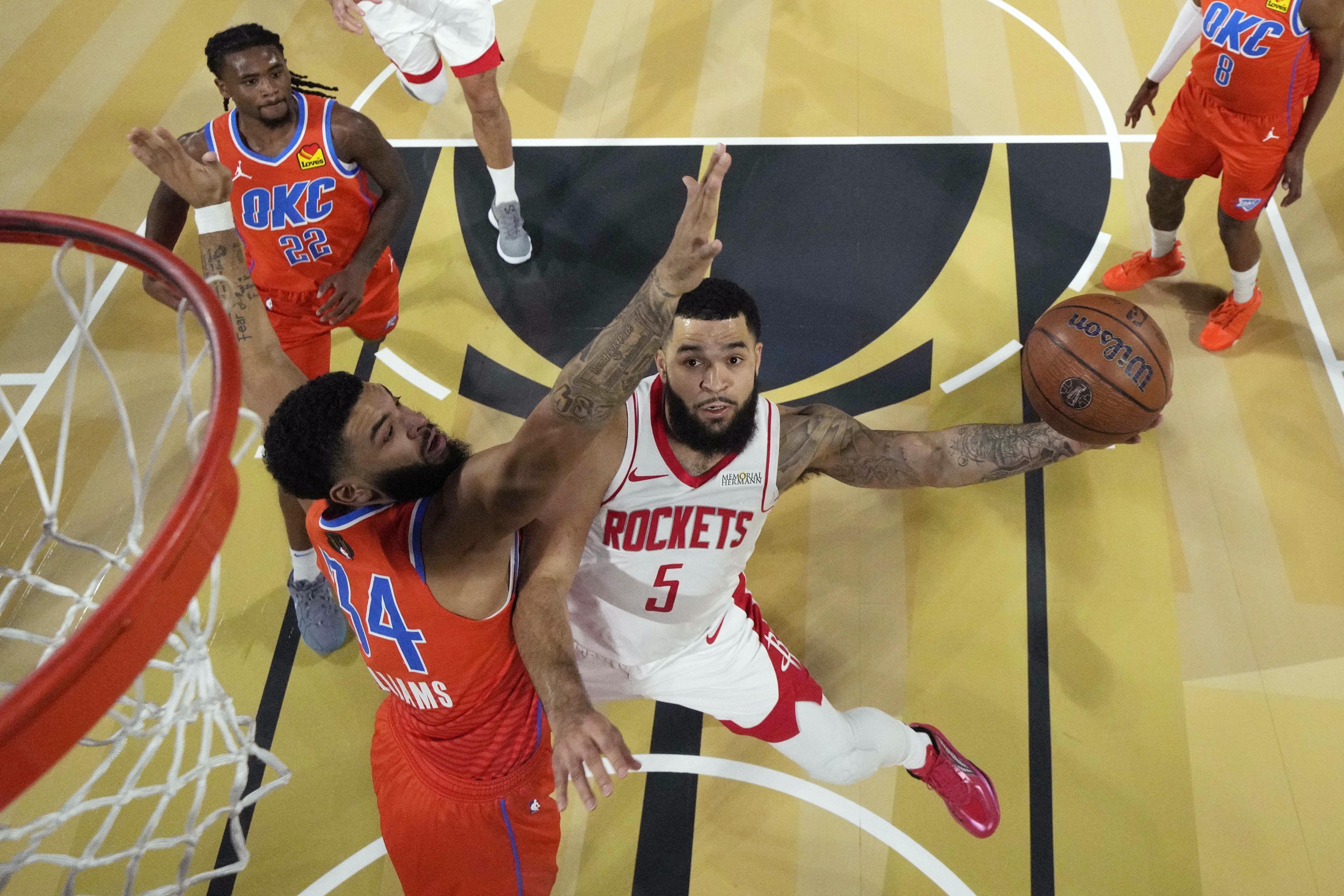 爱游戏官方-半场表现，比赛热度不减，球员体现出团队精神