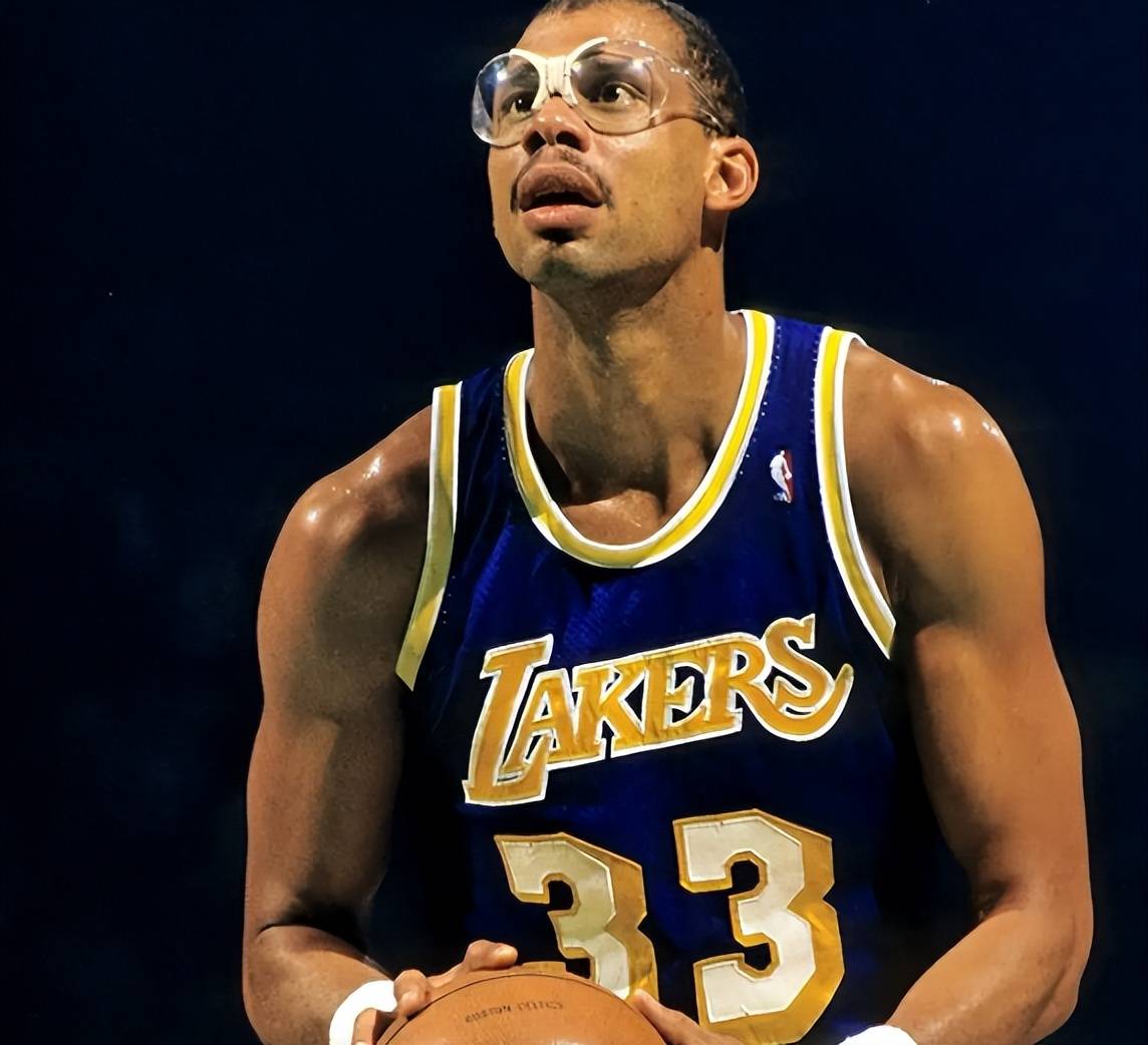 NBA明星球员风采展露,技术娴熟令人叹为观止的简单介绍 NBA明星球员风采展露,技术娴熟令人叹为观止的简单介绍