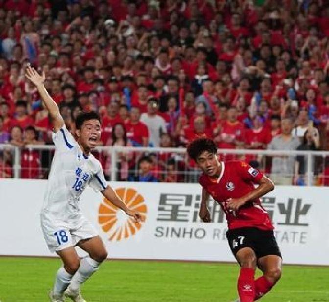 包含足球比拼激烈，场上球员拼尽全力的词条