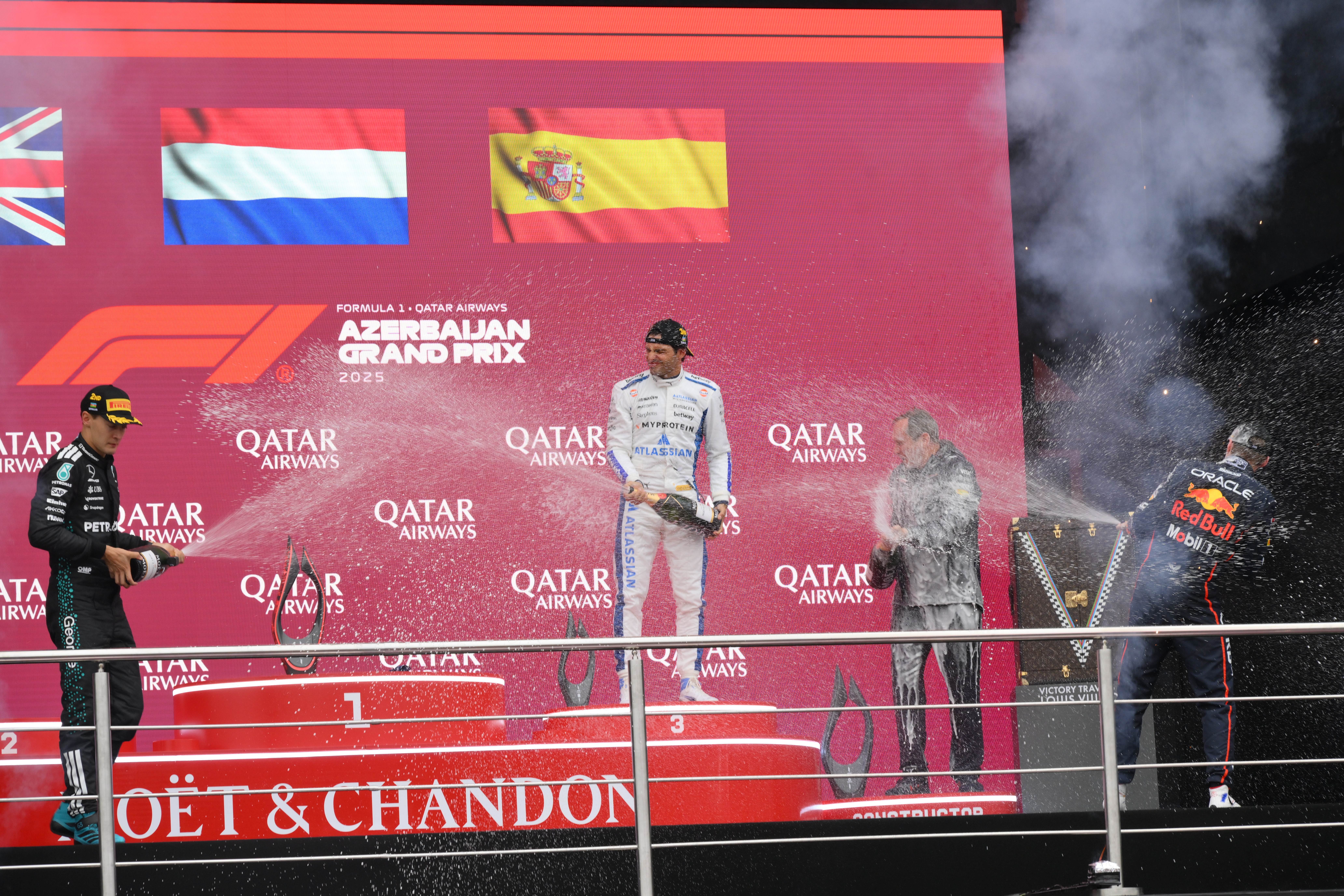 AYXapp下载-索伯车队鏖战梅赛德斯，塞恩斯点燃赛场的简单介绍