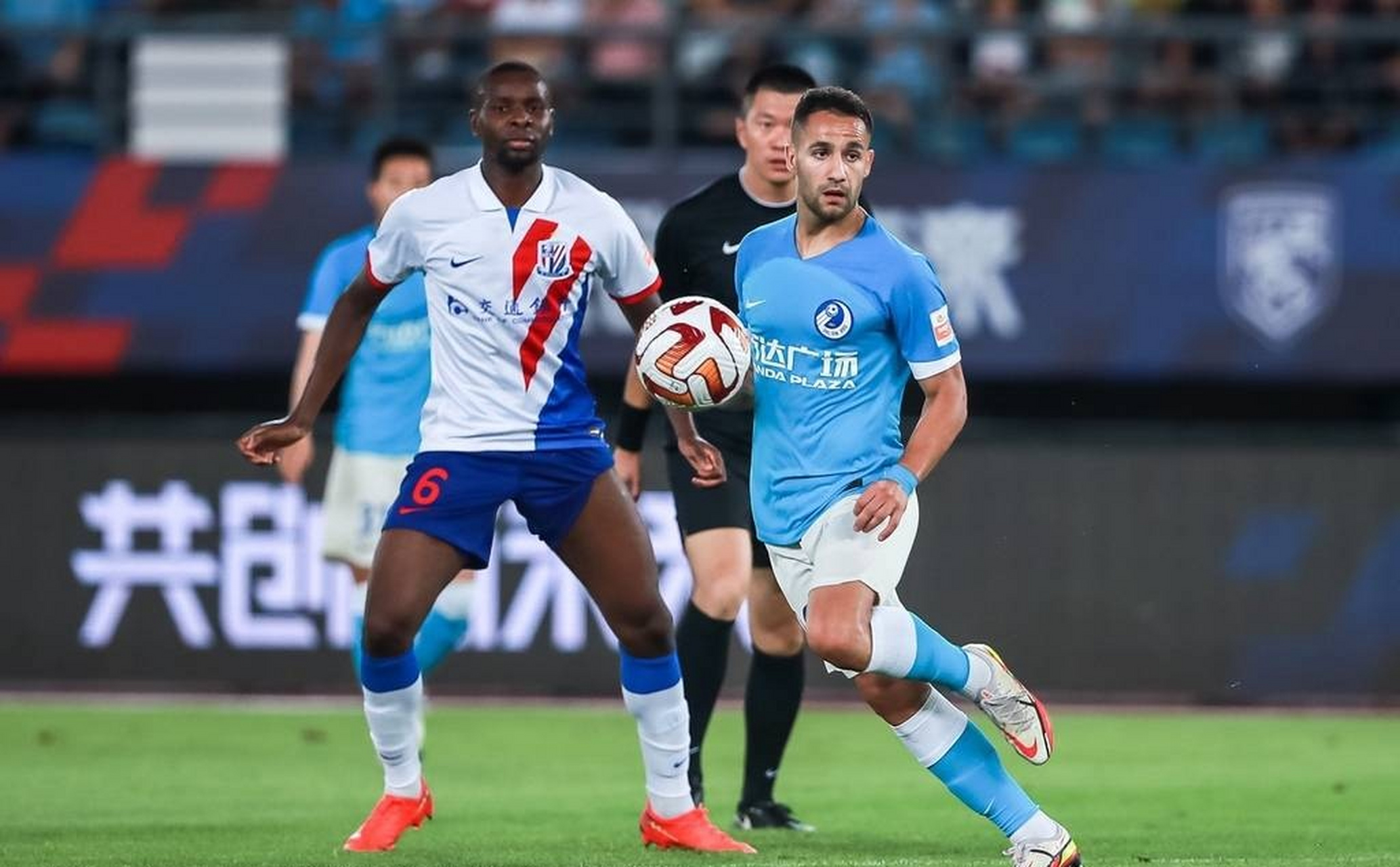 爱游戏体育官网-超级联赛上海申花击败大连一方，继续领跑